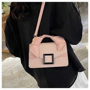 Sac à main rose texture serpent avec poignée nœud et boucle noire mate élégante