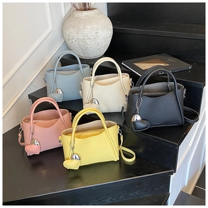 Sacs seaux en cuir grainé de différentes couleurs avec pendentif en forme de cœur