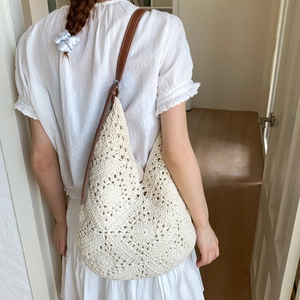 Borsa a tracolla in maglia color crema con cinturino in pelle per spiaggia e quotidiano