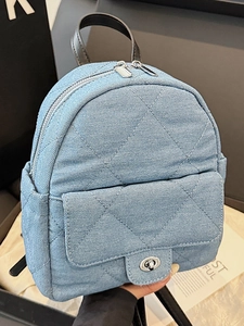 Mini Sac à Dos en Denim Matelassé pour Femmes Petit Sac à Dos en Jean Bleu avec Bandoulière en Chaîne Métallique et Fermoir