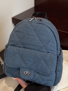 Mini sac à dos chic en jean bleu avec motif matelassé en losange et chaîne métallique