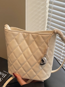 Sac Seau Matelassé Tendance pour Femmes Motif à Losanges Cuir PU Petit Sac à Bandoulière Avec Pendentif Cœur en Métal Chic