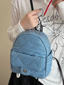Mini sac à dos en jean matelassé bleu clair avec fermoir rotatif argenté élégant