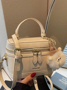 Elegante borsa a mano crema con ciondolo a forma di agnello e tracolla regolabile