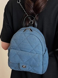 Petit sac à dos en jean bleu matelassé avec bretelles en chaîne argentée et fermoir pivotant