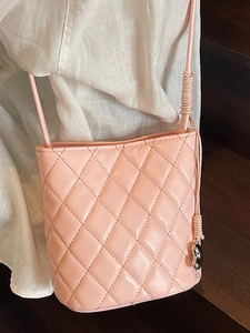 Sac seau matelassé rose avec pendentif cœur et bandoulière pour femmes élégantes