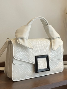 Petit sac à main carré blanc avec texture serpent, boucle noire mate et poignée nouée