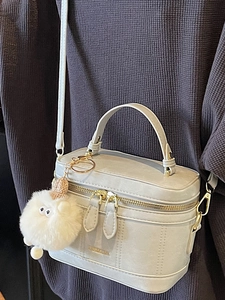 Elegante borsa a tracolla box in pelle PU grigio chiaro con ciondolo a pecora peluche