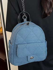 Mini sac à dos matelassé en jean bleu pour femme avec chaînes argentées et détails en métal