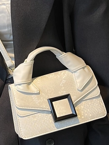 Sac à main blanc à motif serpent avec boucle en résine noire et poignée nouée