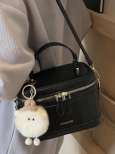 Borsa vanity nera classica con dettagli dorati e ciondolo agnello in peluche bianco