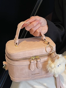 Mini borsa rosa minimalista con manico superiore e grazioso ciondolo in peluche a forma di agnello