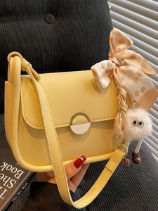 Sac à Épaule Tendance pour Femmes en Cuir PU Mode Sous les Aisselles Petit Sac Carré Avec Boucle en Métal Ronde Écharpe Pendentif Monstre en Peluche