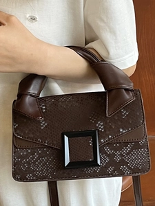 Sac à main rétro marron foncé à motif serpent avec boucle noire et poignée nouée élégante