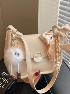 Sac sous le bras blanc crème avec fermoir doré, breloque en peluche et foulard à pois