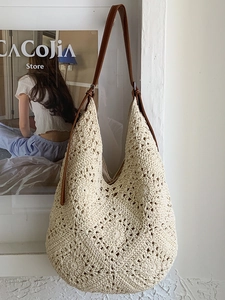 Borsa tote beige all'uncinetto con fiori traforati e tracolla in finta pelle per l'estate