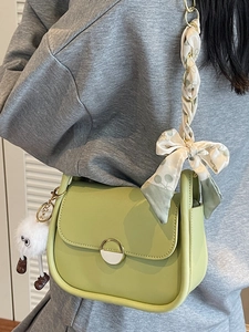 Sacoche selle vert clair chic avec boucle dorée et accessoire en écharpe de soie
