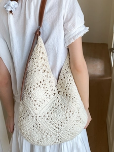Borsa tote all'uncinetto con motivi floreali traforati e tracolla in pelle marrone regolabile