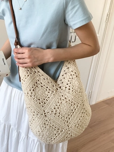 Borsa hobo all'uncinetto fatta a mano con motivo floreale e tracolla in pelle marrone