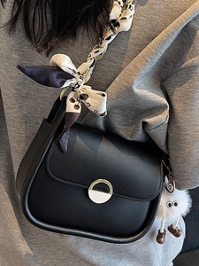 Sac sous le bras en cuir noir tendance avec bandoulière foulard et charme en peluche