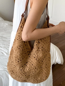 Borsa hobo lavorata a maglia a mano in filato marrone con tracolla in pelle scura