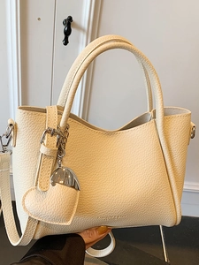 Sac Seau en Cuir PU Grain de Litchi à la Mode pour Femmes Sac à Bandoulière d'Été Minimaliste Avec Pendentif Coeur Sac à Main