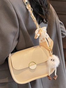 Sac à épaule chic en cuir beige avec boucle dorée et bandoulière en foulard à pois