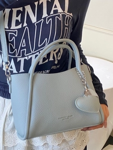 Sac seau bleu ciel en similicuir grainé avec poignées et pendentif en cœur