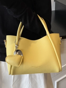 Sac seau jaune motif litchi avec pendentif coeur et poignée en chaîne métallique chic