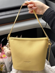 Borsa a Secchiello in Pelle PU Minimalista Urbana da Donna Borsa a Tracolla alla Moda con Grana di Litchi con Simpatico Ciondolo a Forma di Orsetto di Peluche