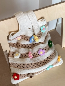 Sac fourre-tout tissé à rayures avec fleurs au crochet colorées et motifs ajourés