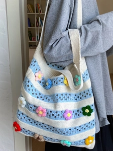 Sac cabas rayé fait main au crochet avec fleurs 3D colorées et détails ajourés