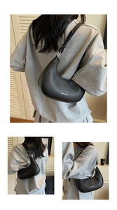 Vues détaillées du sac demi-lune noir avec texture grainée et bandoulière réglable