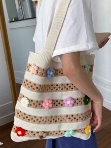 Sac fourre-tout rayé au crochet avec fleurs 3D tricotées et bandoulières