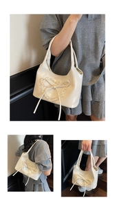 Elegante borsa tote crema con pizzo a cuore e fiocco mostrata in varie pose di stile