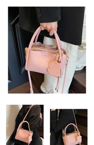 Détails du sac seau rose en cuir PU grainé avec pendentif chien et boucles dorées
