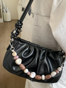 Sac à main chic en cuir plissé noir avec chaîne décorative en perles pour femmes