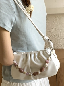 Sac à bandoulière blanc plissé élégant avec sangle décorative en perles de marbre