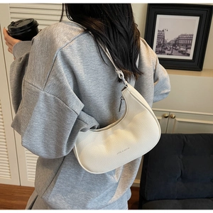 Détail du sac hobo blanc en cuir grainé avec fermeture éclair argentée et bandoulière