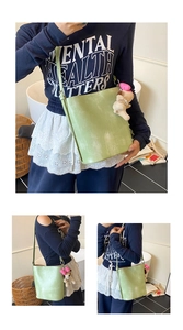 Detailansicht der hellgrünen Beuteltasche mit Textur und süßem Bärenanhänger-Accessoire