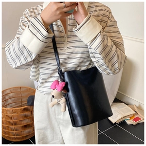 Details der minimalistischen schwarzen Bucket Bag aus mattem Leder mit Hundeanhänger