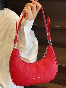 Sac à bandoulière demi-lune rouge tendance en cuir texturé avec sangle réglable