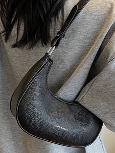 Sac bandoulière demi-lune chic en cuir noir à motif lychee avec sangle réglable