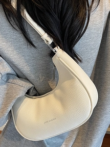 Sac hobo blanc minimaliste en cuir grainé avec bandoulière et logo pour femme