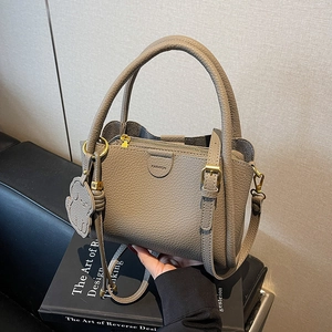 Sac Seau Femme en Cuir PU Grainé Litchi Minimaliste Urbain Bandoulière Bureau Sac à Main Avec Charm Chien Décoratif