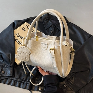 Sac seau chic en cuir beige avec charm de chien pour la mode féminine printemps 2025