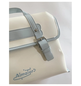 Détail du sac fourre-tout en cuir PU blanc et bleu avec broderie et bordure en forme d'onde