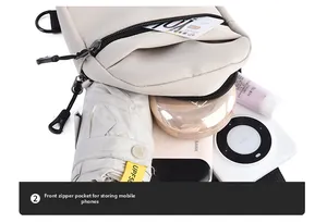 Détails intérieurs du sac de poitrine beige montrant l'espace pour parapluie et accessoires