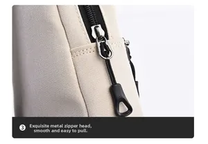 Détail de la fermeture éclair noire et du tissu texturé sur le sac bandoulière beige