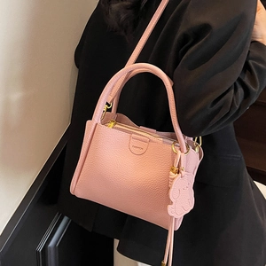 Sac seau rose à motif litchi avec gaufrage mode et accessoire charm animalier